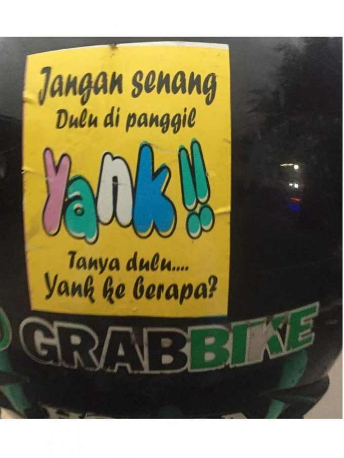 Stiker kocak dibelakang helm ojol ini bikin kamu cengar – cengir sendiri